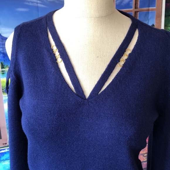 💙Cold shoulder light weight cozy loose knit v-neck sweater NEW💙 - Picture 4 of 4
